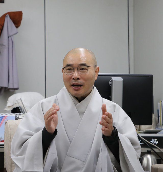 탄원 스님이 ‘열암곡 마애불입상 바로 모시기’의 의의와 과정을 설명하고 있다. 사진제공 조계종