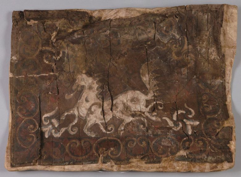 경주 천마총 장니 천마도는 신령한 말이 구름 사이를 헤엄치는 듯한 신비감을 준다. 시베리아 북방에서 자란 자작나무 껍질 위에 그렸으며 신라 지도층은 지배권 강화를 위해 북방 지역과의 연계성을 강조했다. 국립문화재연구원 제공