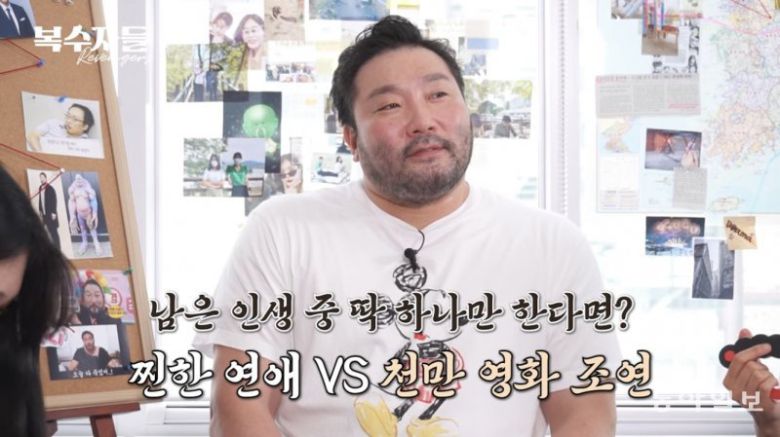 ＜복수자들＞과 인터뷰하는 박광재. 동아일보 유튜브 ‘복수자들’ 캡처.