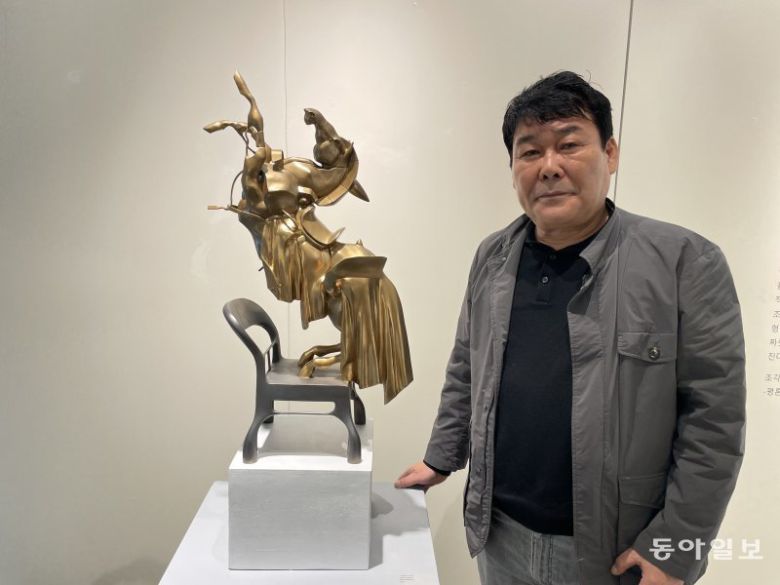 2023년 작품 ‘여왕의 의자’ 옆에서 김선구 작가.