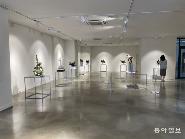 김선구 조각가가 경기 파주시 이랜드갤러리 헤이리에서 열고 있는 개인전 ‘응축된 순간들’ 전시 모습. 김민 기자