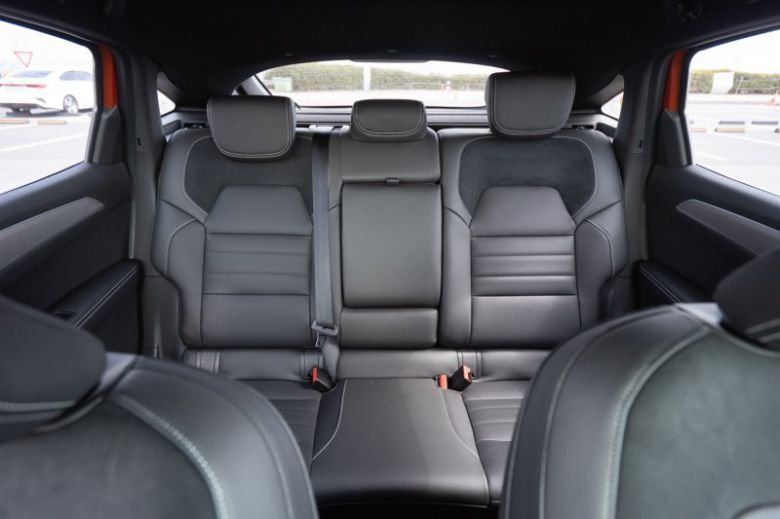 쿠페 스타일인 만큼 후면 시야가 좁다. 뒷 좌석은 앞으로 접을 수 있다. 출처=IT동아