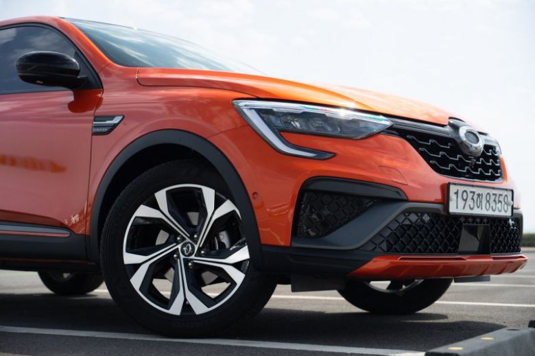 XM3 이테크 하이브리드는 기존 XM3와 다른 F1 다이내믹 블레이드 범퍼를 장착하고 있다. 출처=IT동아