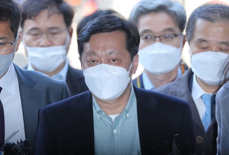 지난해 11월 18일 정진상 더불어민주당 대표실 정무조정실장이 서울 서초구 서울중앙지법에서 열린 ‘대장동 뇌물’ 혐의 관련 구속영장실질심사에 출석하고 있다. 뉴스1