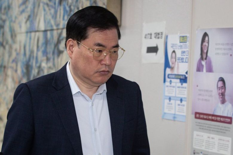 유동규 전 성남도시개발공사 사장 직무대리가 18일 서울 서초구 서울중앙지방법원에서 열린 정진상 전 더불어민주당 대표실 정무조정실장의 뇌물 등 혐의 공판에 출석하고 있다. 뉴스1