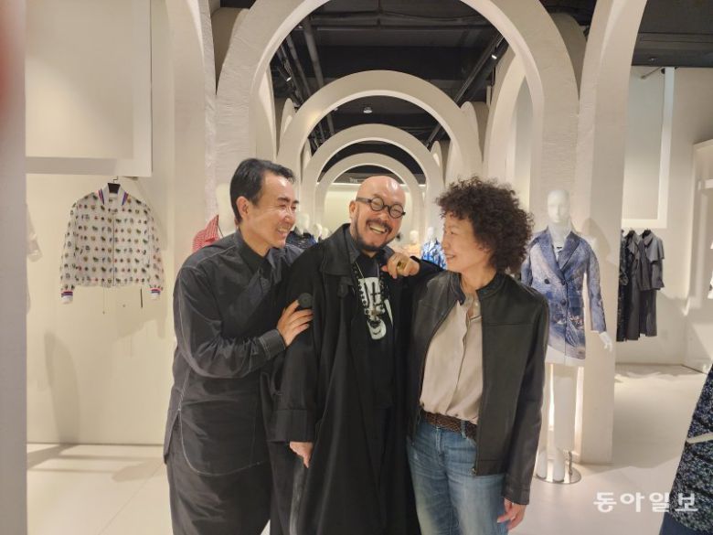 앞으로 더 의지하고 기대자는 의미로 어깨에 손을 올리며 감싸 안은 깐부들. 유재영 기자 elegant@donga.com