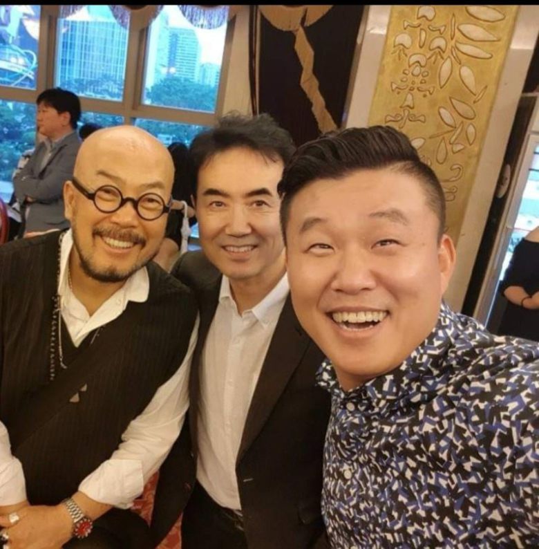 유 전 이사장은 이 디자이너의 든든한 뒷배다. 이 디자이너가 각계의 다양한 아티스트를 만나면서 ‘이상봉 패션쇼’만의 예술성을 확장할 때 유 전 이사장은 그의 의지에 열정과 아이디어를 더했다. 뮤지컬 나폴레옹 공연을 찾았다가 개그맨 홍록기(오른쪽)를 만난 이 디자이너와 유 전 이사장. 이상봉 씨 제공