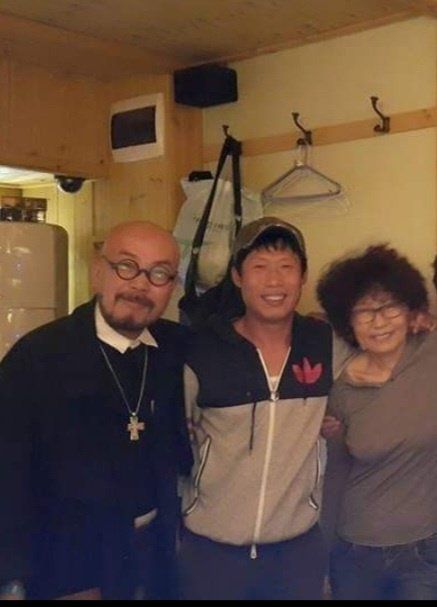 이 디자이너는 고단한 작업과 일상에 지칠 때마다 신 작가와 자주 다니는 서울 구기동 단골식당을 찾는다. 구기동 주민인 배우 유해진 씨(가운데)와 만난 이 디자이너와 신 작가. 이상봉 씨 제공