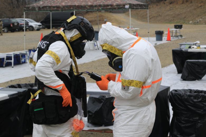 한미 프리덤실드(FS) 연합연습 기간인 3월 20~24일에 진행된 핵무기 불능화 연합훈련에서 한미 장병들이 방호장구를 점검하고 있다.  출처 미 국방부 국방영상정보배포서비스(DVIDS)