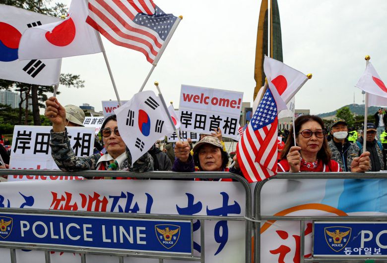 기시다 일본 총리가 내한한 7일 오후 서울 용산구 전쟁기념관 앞에서 한미일동맹강화국민운동본부 주최로 환영 집회가 열리고 있다. 송은석 기자 silverstone@donga.com