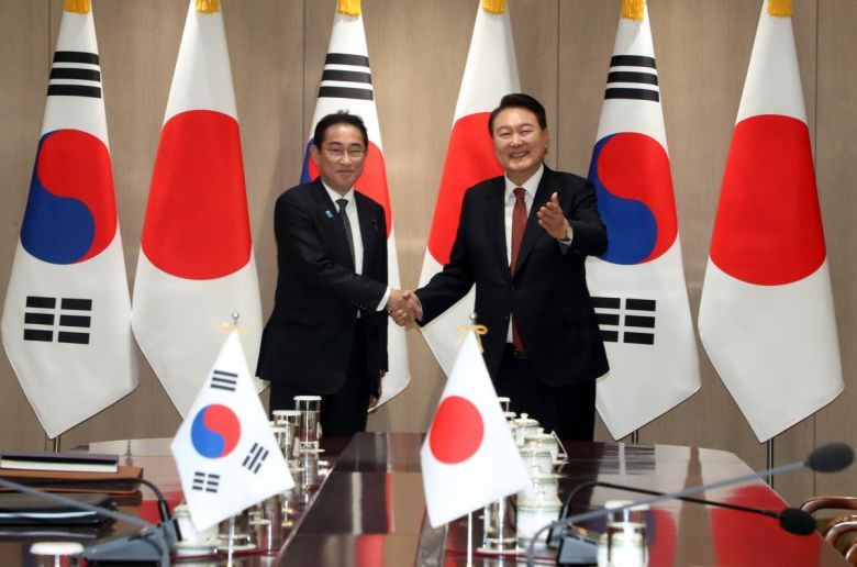 한일 확대정상회담 윤석열 대통령과 기시다 후미오 일본 총리가 7일 서울 용산 대통령실에서 양국 장관 등이 참석한 가운데 한일 확대 정상회담을 하고 있다. 2023.05.07 대통령실사진기자단