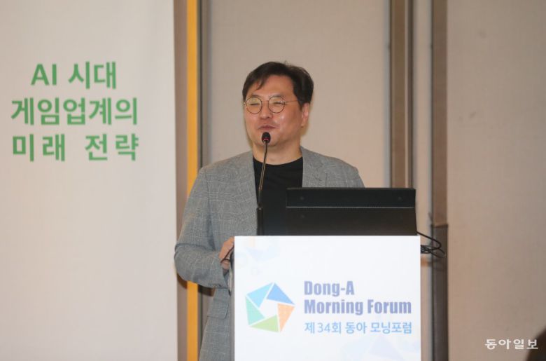 9일 서울 중구 더플라자호텔에서 ‘AI시대 게임업계의 미래전략’주제로 열린 ‘제34회 동아모닝포럼’에서 이제희 엔씨소프트 최고연구책임자(CRO)가 ‘생성 AI로 다가온 디지털 휴먼’ 내용의 주제발표를 하고 있다. 김동주 기자 zoo@donga.com