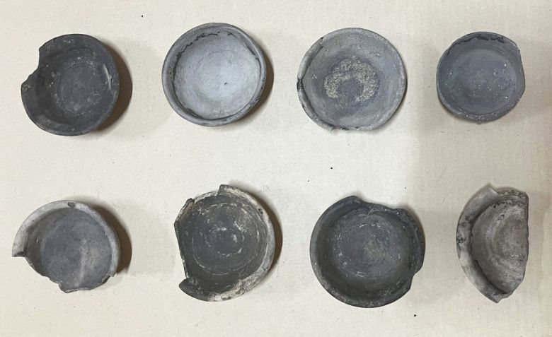 경북 경주 황룡사터 서회랑 서편지구에서 출토된 등잔 8점. 해당 등잔들을 토기로 제작됐으며 지름은 약 10㎝다. 국립경주문화재연구소 제공