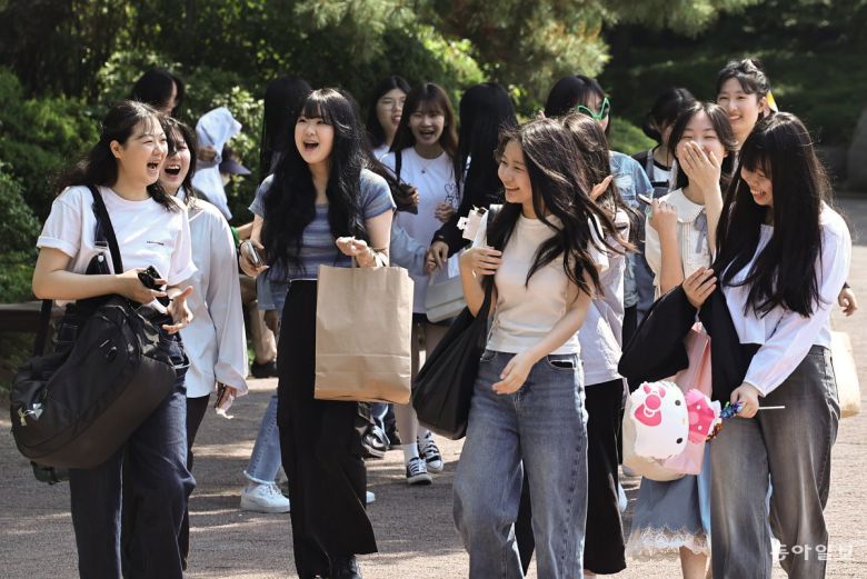 11일 서울 광진구 어린이대공원에서 졸업사진을 찍기 위해 방문한 대진여고 3학년 학생들이 마스크를 쓰지 않은 채 환하게 웃고  있다. 이날 정부는 신종 코로나바이러스 감염증(코로나19) 방역 조치를 대부분 해제하며 사실상 ‘엔데믹’(전염병의 풍토병화)을  선언했다. 양회성 기자 yohan@donga.com