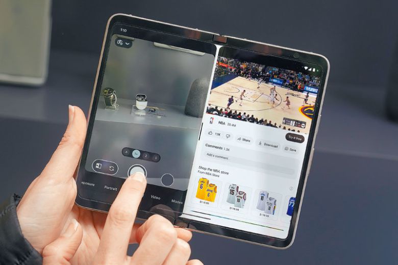 구글이 10일(현지 시간) 미국 캘리포니아주 마운틴뷰의 쇼어라인 엠피시어터에서 개최한 연례 개발자 회의(I/O)에서 폴더블폰 ‘픽셀 폴드’를 선보였다. 마운틴뷰=뉴시스