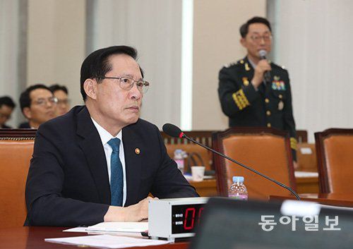 2018년 7월 24일 국회 국방위원회에 출석한 송영무국방부 장관과 이석구 기무사령관이 기무사의 계엄령 검토 문건에 대하 의원들의 질의에 답하고 있다. 동아일보 DB