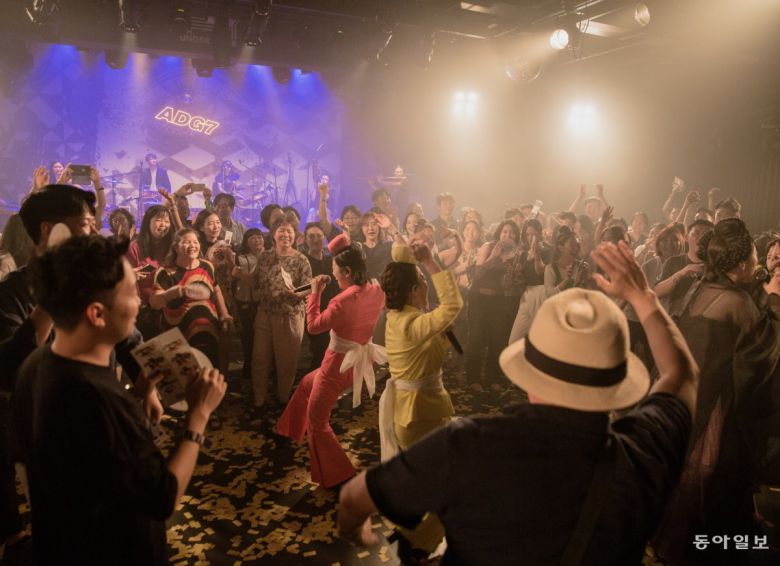 2019년 7월 서울 용산구 현대카드 언더스테이지 공연장에서 객석에 내려와 춤판을 벌이는 악단광칠의 모습. 악단광칠 제공 ⓒ 박다울