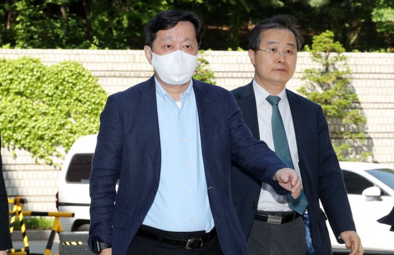 정진상 전 더불어민주당 대표실 정무조정실장이 9일 오전 서울 서초구 중앙지법에서 열린 특정범죄가중처벌법상 뇌물 등 사건 공판에 출석하고 있다. 뉴스1