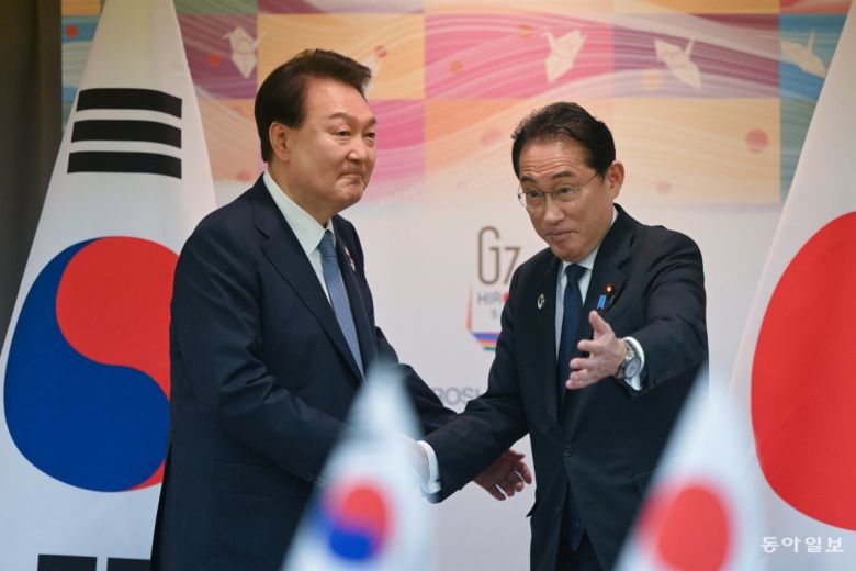 윤석열 대통령 한일 정상회담 주요 7개국(G7) 정상회의 참관국 자격으로 일본을 방문 중인 윤석열 대통령과 기시다 후미오 일본 총리가 21일 히로시마 평화기념공원 국제회의장에서 열린 한일 정상회담에서 인사하고 있다. 최혁중 기자