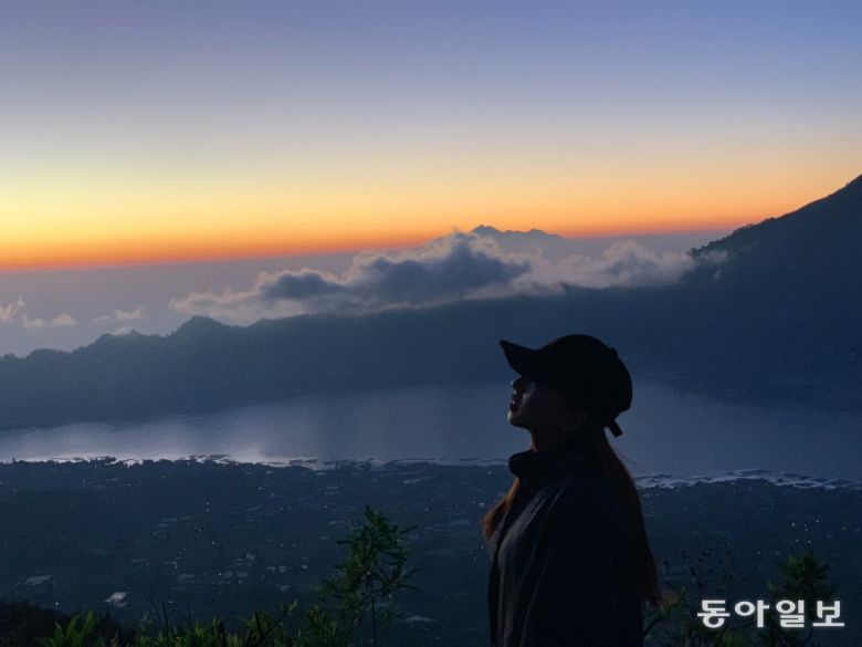 차다율 씨가 2019년 인도네시아 발리에 있는 바투르산 일출 트레킹을 갔을 때.   사진제공 차다율 씨