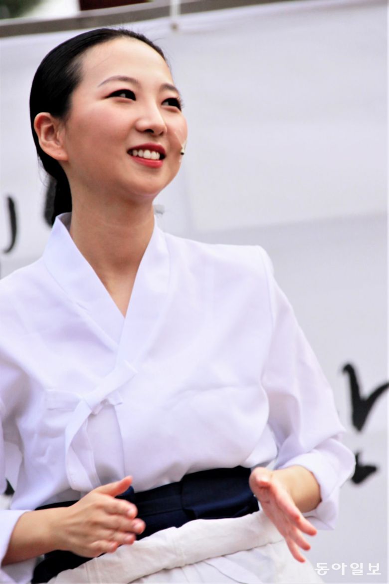 지난해 11월 부산 중구 용두산공원에서 열린 발탈 공연에 참여한 모습.  사진제공 차다율 씨