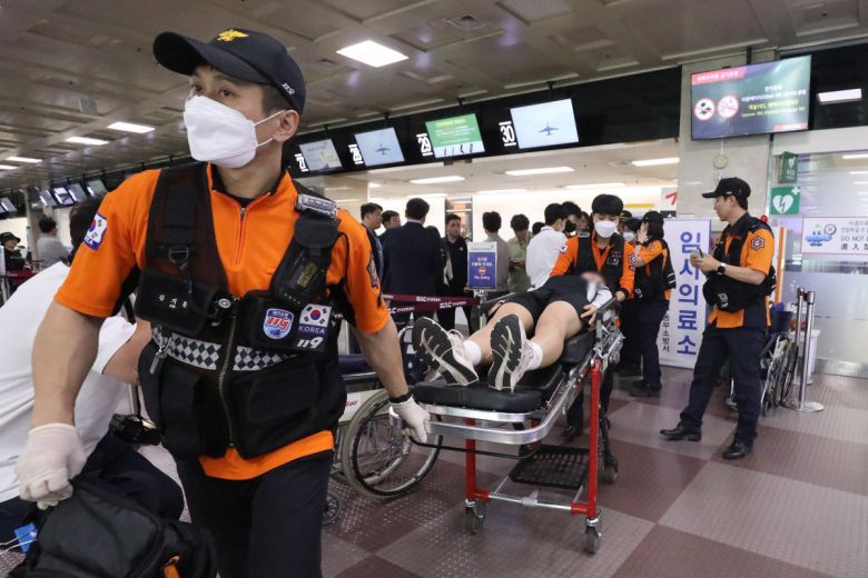 “호흡 곤란” 호소 승객들 병원 이송 26일 제주발 대구행 아시아나 항공기에서 비행 중 출입문이 열리는 사고가 발생한  가운데, 제52회 전국소년체육대회에 참가하기 위해 비행기에 탑승했던 초·중학생 선수들이 과호흡 증세를 호소하다 119 구조대에  의해 이송되고 있다. 대구=뉴스1
