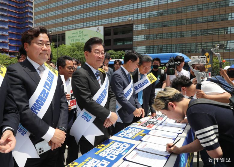 후쿠시마 시찰단, 日원전 점검…  광화문서 서명받는 야당 한국 정부의 후쿠시마 오염수 전문가 시찰단이 24일 후쿠시마  제1원자력발전소 현장에서 방사능 오염수 정화 설비 시설을 살펴보고 있다. 정부 시찰단은 5박 6일 일정의 오염수 해양 방류의  안전성을 점검하고 26일 귀국했다(위쪽 사진). 더불어민주당 이재명 대표를 비롯한 당 지도부가 26일 서울 광화문 광장에서  ‘후쿠시마 원전 오염수 해양 투기 및 수산물 수입 반대 국민서명운동 발대식’을 열고 있다. 앞줄 왼쪽부터 이 대표, 조정식  사무총장, 정청래 최고위원. 도쿄전력 제공·이훈구 기자 ufo@donga.com