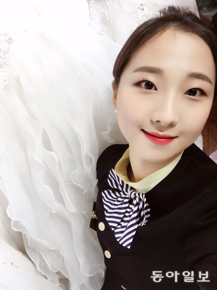 국악인 차다율 씨는 중앙대 전통예술학부를 졸업한 뒤 국악과는 관련 없는 연예기획사와 크루즈 여객선 등에서 일하기도 했다. 2018년 크루즈 여객선 승무원으로 일할 당시 모습.  사진제공 차다율 씨