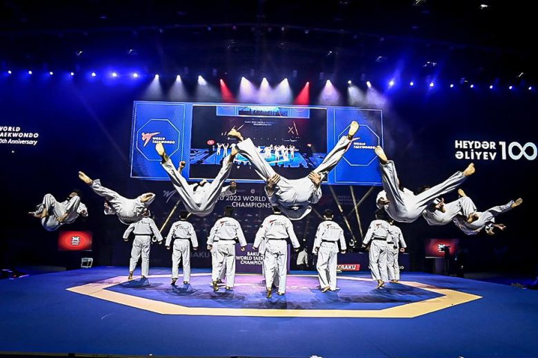 2023 세계태권도선수권대회 개막식에서 태권도 공연을 선보이고 있는 세계태권도연맹 시범단.  세계태권도연맹 제공