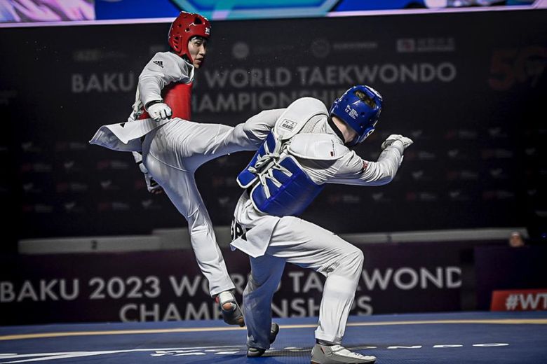 29일 열린 2023 세계태권도선수권대회 남자 68kg급 결승에서 영국의 브래들리 신든과 치열한 타격전을 벌이고 있는 진호준(왼쪽). 세계태권도연맹 제공