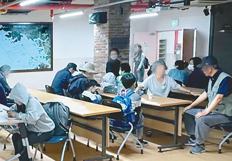 북한 발사체 발사 후 경계경보가 발령된 31일 오전 서해 최북단 백령도 주민들이 대피소에 모여 있다. 백령도=뉴스1