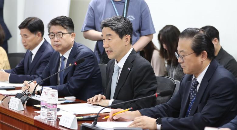 당정 ‘AI 교과서 도입 방안’ 논의 이주호 부총리 겸 교육부 장관(오른쪽에서 두 번째)이 1일 서울 여의도 국회에서 열린 당정협의회에서 인공지능(AI) 디지털교과서  도입 방안과 학교폭력 피해 학생 전담 지원기관 설치 계획을 설명하고 있다. 교육부는 2025년부터 AI 디지털교과서를 도입할  계획이다. 뉴시스