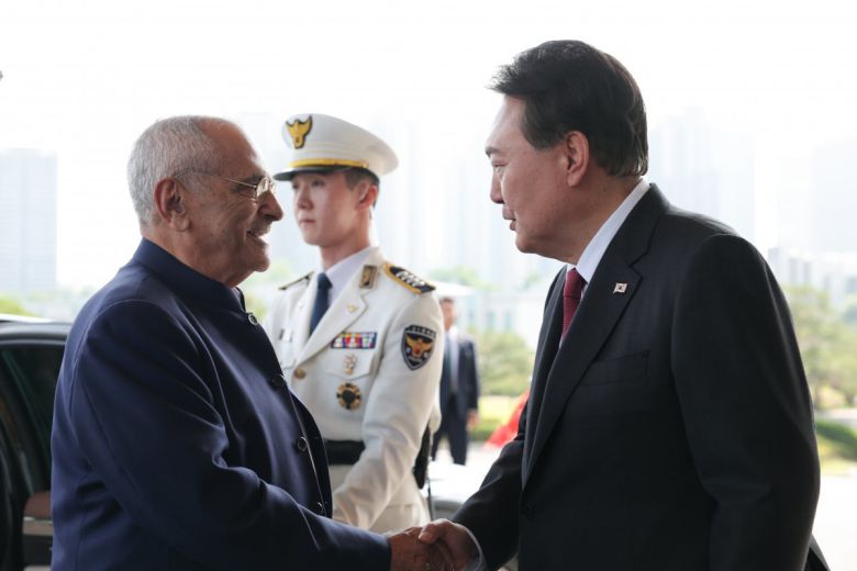 윤석열 대통령이 2일 오후 용산 대통령실에서 제주포럼 참석차 방한한 조제 하무스 오르타 동티모르 대통령을 맞이하며 인사를 나누고 있다. 대통령실 제공