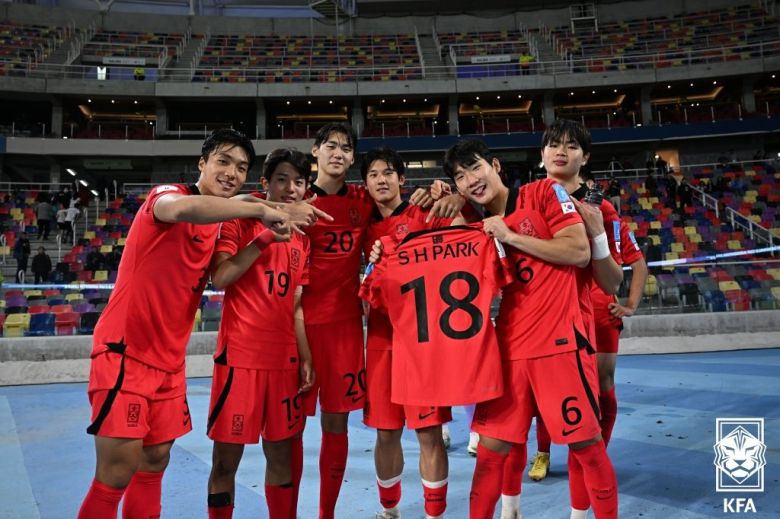 2일(한국 시간) 아르헨티나 산티아고 델 에스테로 스타디움에서 열린 2023 FIFA U20 월드컵 대한민국과 에콰도르의 경기에서 3대2로 승리해 8강 진출에 성공한 대표팀 선수들이 부상으로 조기 귀국한 박승호의 유니폼을 들고 기념촬영을 하고 있다. 대한축구협회 제공