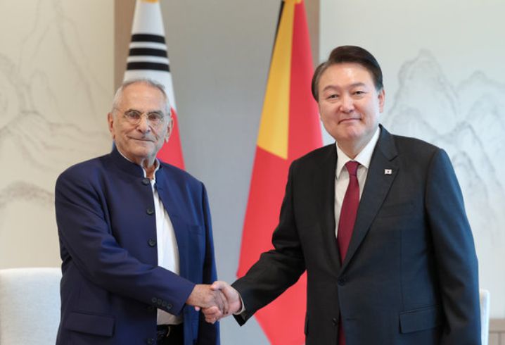 윤석열 대통령이 2일 오후 용산 대통령실에서 조제 하무스 오르타 동티모르 대통령을 면담, 악수하고 있다. 대통령실 제공