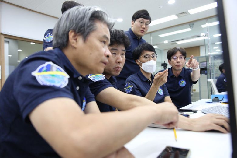 KAIST 연구원들이 누리호에 실려 우주로 떠난 위성들을 분석하고 있다. 한국항공우주연구원·과학기술정보통신부 제공