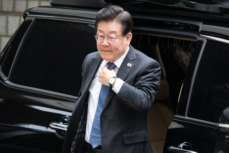 이재명 더불어민주당 대표가 2일 서울 서초구 서울중앙지방법원에서 열린 공직선거법위반 공판에 출석하고 있다. 뉴스1