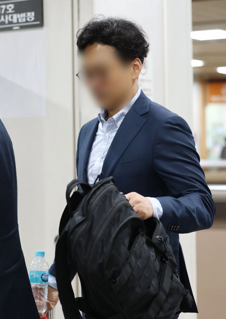 정민용 변호사가 지난달 4일 오전 서초구 서울중앙지법에서 열린 김용 전 민주연구원 부원장의 불법 정치자금·뇌물 수수 관련 공판에 출석하고 있다. 뉴스1