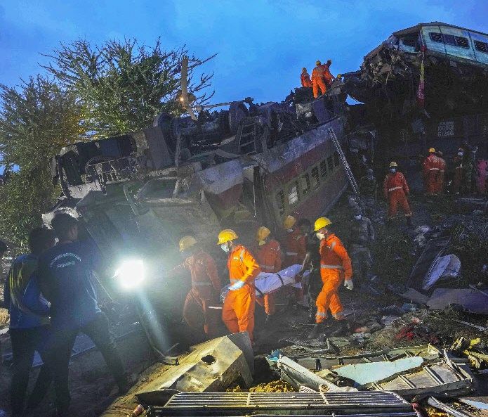 印철도 참사 사상자 1450여명 구조대원들은 3일 밤까지 시신을 수습하며 실종자를 수색했지만 추가 생존자를 찾지 못했다고 AP통신은 전했다. 사상자가 1450명을 넘은 이번 참사는 21세기 발생한 인도 최악의 철도 사고로 평가된다. 발라소르=AP 뉴시스