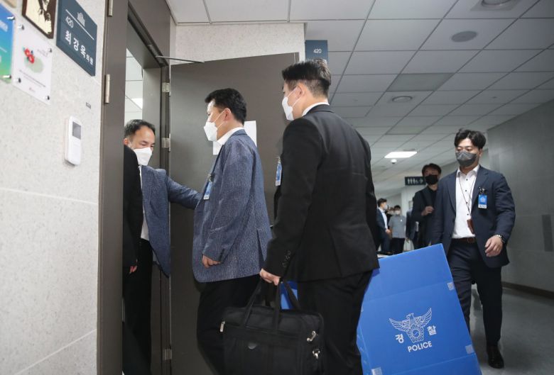 서울경찰청 반부패·공공범죄수사대가 5일 오전 서울 여의도 국회 의원회관에서 한동훈 법무부 장관 개인정보 유출 의혹과 관련해 최강욱 더불어민주당 의원실을 압수수색하고 있다. 2023.6.5. 뉴스1