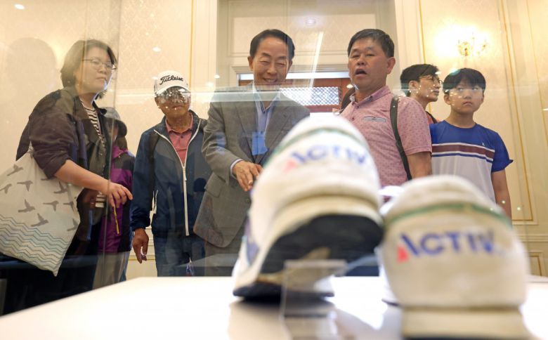 김영삼 전 대통령의 아들 김현철 김영삼대통령기념재단 이사장이 지난 3일 서울 청와대 본관에서 열린 청와대 개방 1주년 기념 ‘우리 대통령들의 이야기-여기 대통령들이 있었다’ 전시를 찾아 깜짝 도슨트로 김 전 대통령 부스에서 관람객들에게 직접 전시 설명을 하고 있다. 문화체육관광부 제공