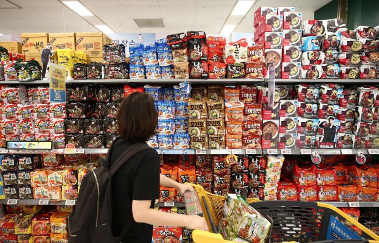 5일 서울 시내 한 대형마트에서 시민이 라면을 고르고 있다. 이날 통계청에 따르면 지난달 라면 소비자물가지수는 124.04로 전년  동월 대비 13.1% 올랐다. 이는 글로벌 금융위기 당시인 2009년 2월(14.3%) 이후 14년 3개월 만에 가장 높은  상승률이다. 뉴스1