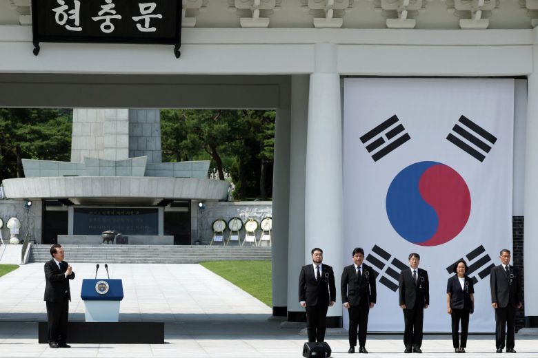 윤석열 대통령이 6일 서울 동작구 국립서울현충원에서 열린 제68회 현충일 추념식에서 천안함 생존 장병인 박현민 예비역 하사 등 5명의 국가유공자에게 증서를 수여한 뒤 박수를 보내고 있다. 2023.6.6. 대통령실제공