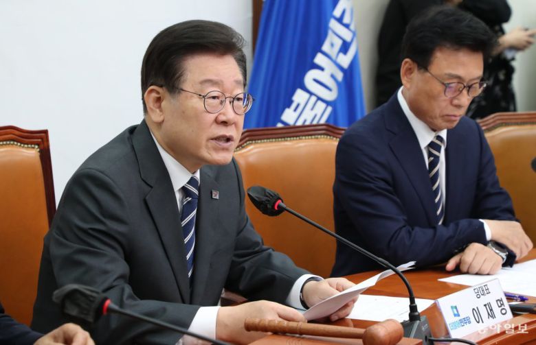 더불어민주당 이재명 대표(왼쪽)가 5일 국회에서 열린 최고위원회의에서 발언하고 있다. 이 대표는 이날 당 혁신위원장에 이래경  사단법인 다른백년 명예이사장을 임명했지만 이 이사장은 과거 ‘천안함 자폭’ 발언 등이 논란이 되면서 임명 9시간여 만에 사퇴했다.  이 대표 오른쪽은 박광온 원내대표. 이훈구 기자 ufo@donga.com