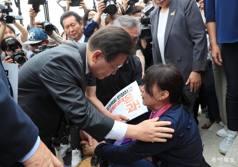 7일 서울 여의도 국회 본청 계단에서 10.29 이태원 참사 진상규명 특별법 제정 촉구 기자회견이 열렸다. 이재명 대표가 이태원 참사 유가족을 만나 이야기를 나누고 있다. 김재명 기자 base@donga.com