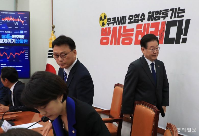 7일 서울 여의도 국회에서 이재명 대표가 주재하는 더불어민주당 최고위원회의가 열렸다. 이 대표가 회의를 마친 뒤 이동하고 있다. 김재명 기자 base@donga.com