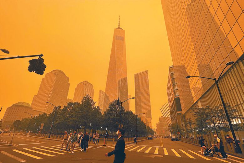 뉴욕까지 덮친 캐나다 산불 연기, 다시 등장한 마스크 캐나다에서 발생한 산불 연기가 미국 북동부 일대에 광범위하게  퍼져 7일(현지 시간) 뉴욕 맨해튼 남부 월드트레이드센터 인근 하늘이 산불에 따른 각종 대기 오염으로 주황색으로 변했다. 미 인구  3분의 1에 달하는 1억 명에게 대기질 경보가 발령되는 등 역사상 최악의 산불 피해로 남을 것이란 우려가 제기된다. 뉴욕=AP  뉴시스