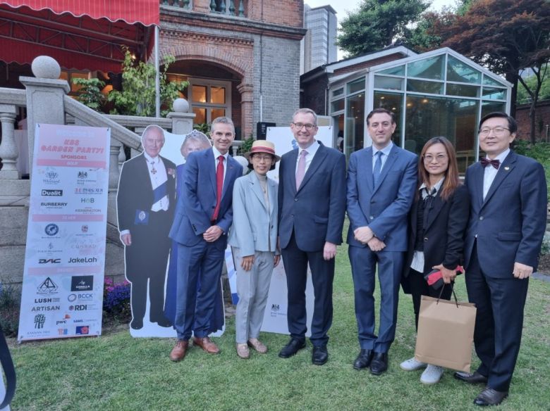 8일 서울 중구 주한 영국대사관에서 열린 셰브닝 장학금 관련 기금 모금 행사에 참석한 콜린 크룩스 주한 영국대사(왼쪽에서 세 번째)와 김영기 대사부인(왼쪽에서 두 번째). 주한 영국대사관 제공