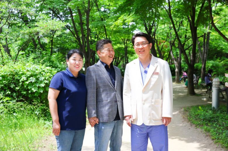 김용덕 씨는 아내 황옥주 씨(왼쪽),  조양현 교수(오른쪽)를 비롯한 의료진의 헌신 덕분에 새로운 인생을 얻을 수 있다며 감사의 인사를 전했다. 삼성서울병원 제공