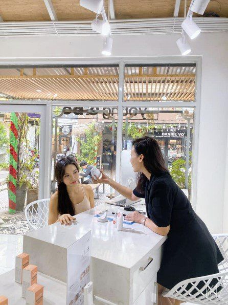 베트남 호찌민시에서 현지 딜러(오른쪽)가 고객에게 레지에나의 가정용 하이푸 기기 사용법을 설명하고 있다. 레지에나 제공